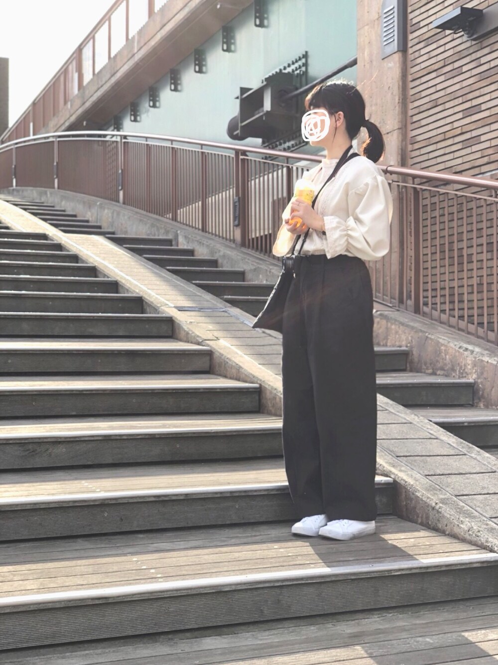 「GU、niko and ...、LOWRYS FARM、PARROTT CANVAS、OLIVE des OLIVE、Canon」｜「niko and...のTRチェックリボンコクーンパンツ【niko and ...】（その他パンツ、ブラック系）」を使った、こてつねりさん（レディース・160cm）の春コーディネートの1枚目の写真