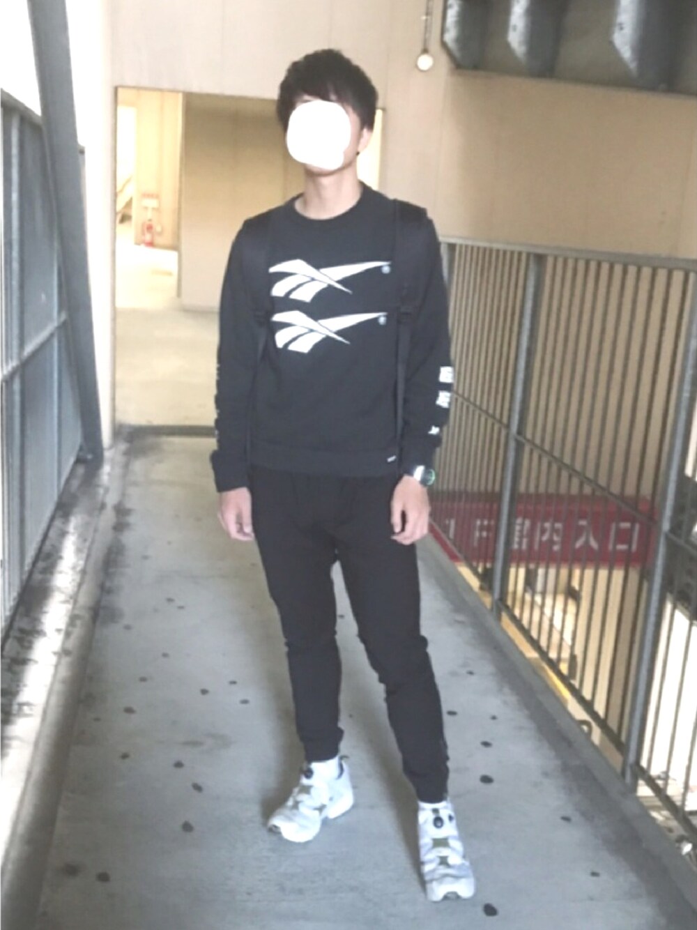 「reebok、PORTER、ポンプフューリー、NIXON、印」｜「ReebokのReebok × WOODWOOD/WW CREWNECK SWEAT（スウェット、ブラック系）」を使った、こてつねりさん（メンズ・180cm）の秋コーディネートの1枚目の写真