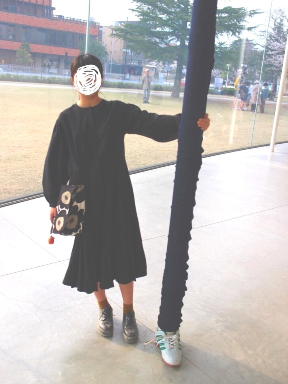 「merlot、marimekko、w closet」｜「MERLOTのタックプリーツワンピース7183（ワンピース、ブラック系）」を使った、こてつねりさん（レディース・160cm）の春コーディネートの1枚目の写真