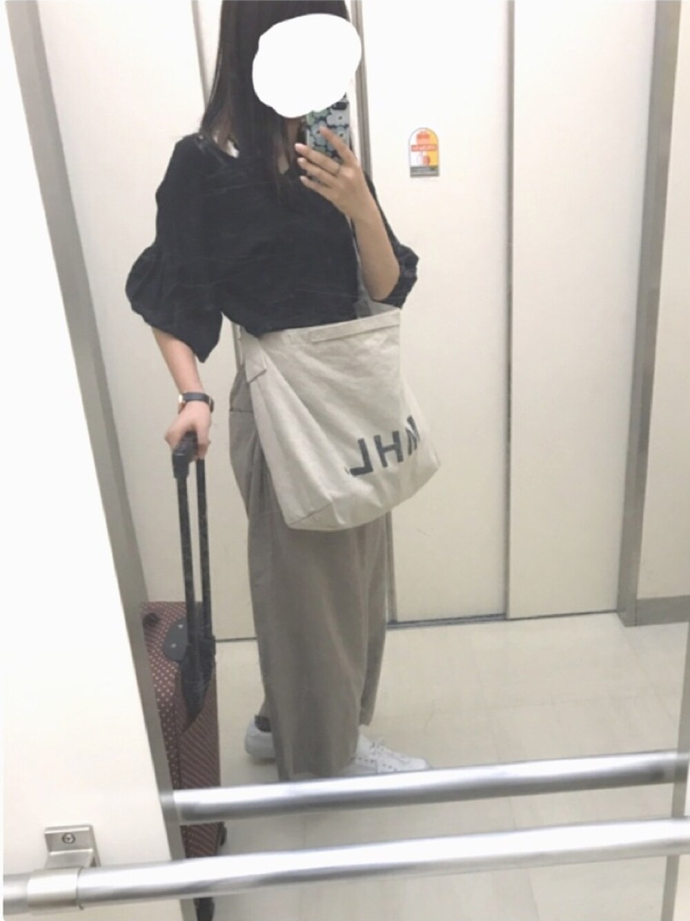 「GU、GLOBAL WORK、Klasse14、HML」｜「GUのアイテム（Tシャツ/カットソー、ブラック系）」を使った、こてつねりさん（レディース・160cm）の秋コーディネートの1枚目の写真