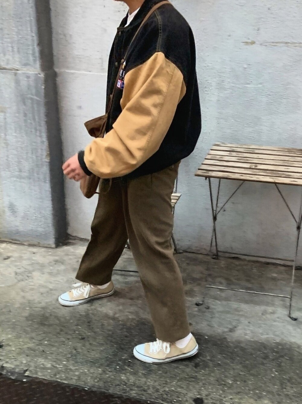 ベージュ系のショルダーバッグ、ホワイト系のTシャツ/カットソー、ベージュ系のスニーカーを着用したメンズの夏コーディネートの1枚目の写真