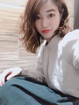 「amelier MAJESTIC LEGON（アメリエルマジェスティックレゴン）の袖パール付ハイネックブラウス（シャツ/ブラウス、グレー系）」を使った、Namiさん（レディース・155cm）の春コーディネート