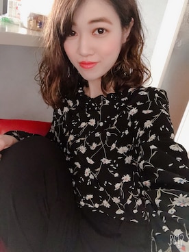 「MAJESTIC LEGON（マジェスティックレゴン）のフラワーフリルボタンブラウス（シャツ/ブラウス、ブラック系）」を使った、Namiさん（レディース・155cm）の春コーディネート