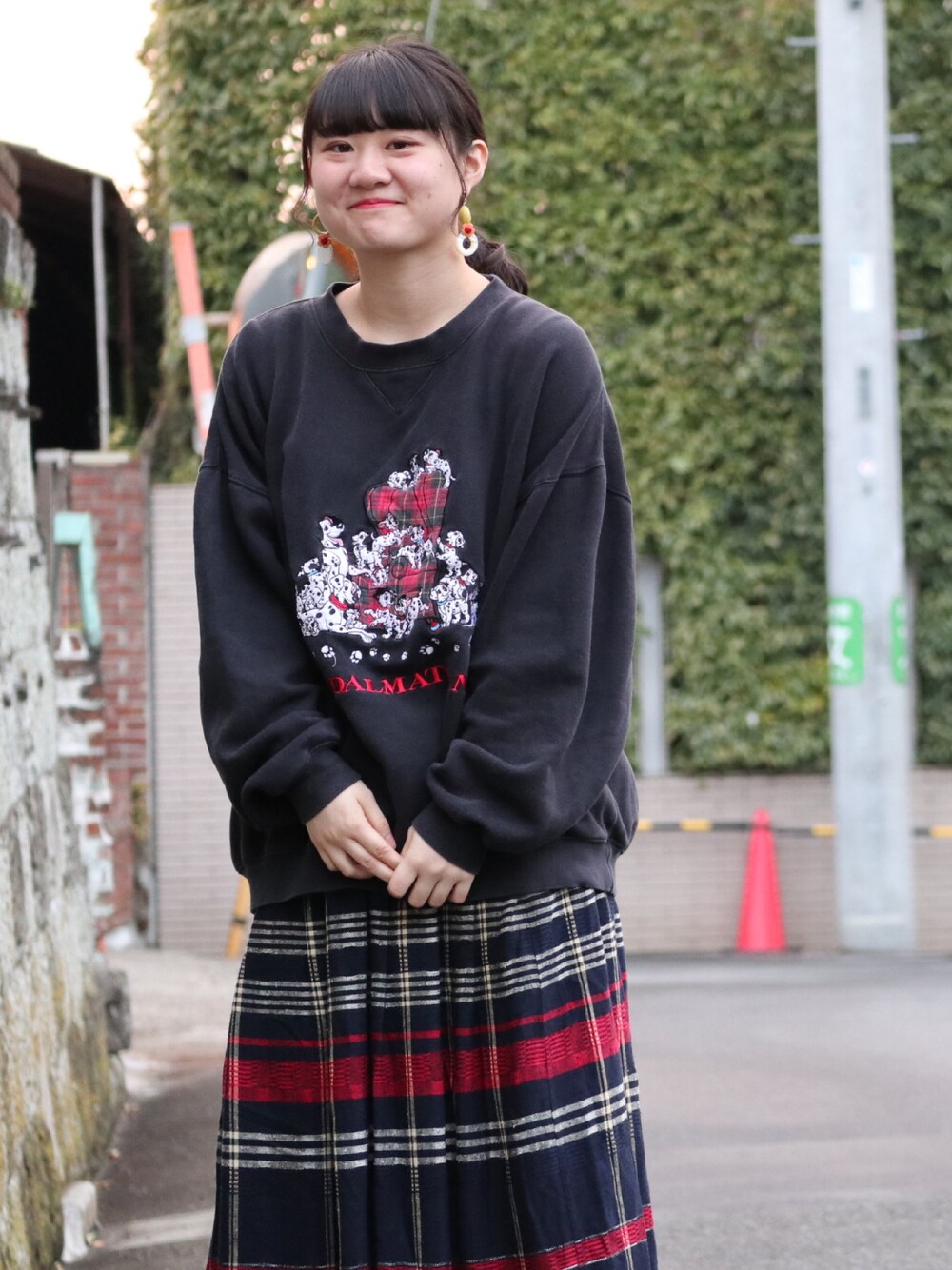 「ブラックコーデ、古着、used、anoco no oheya、101匹わんちゃん」｜「SPINNSのアイテム（スウェット、ブラック系）」を使った、ごとう ゆうかさん（レディース・156cm）の春コーディネートの1枚目の写真