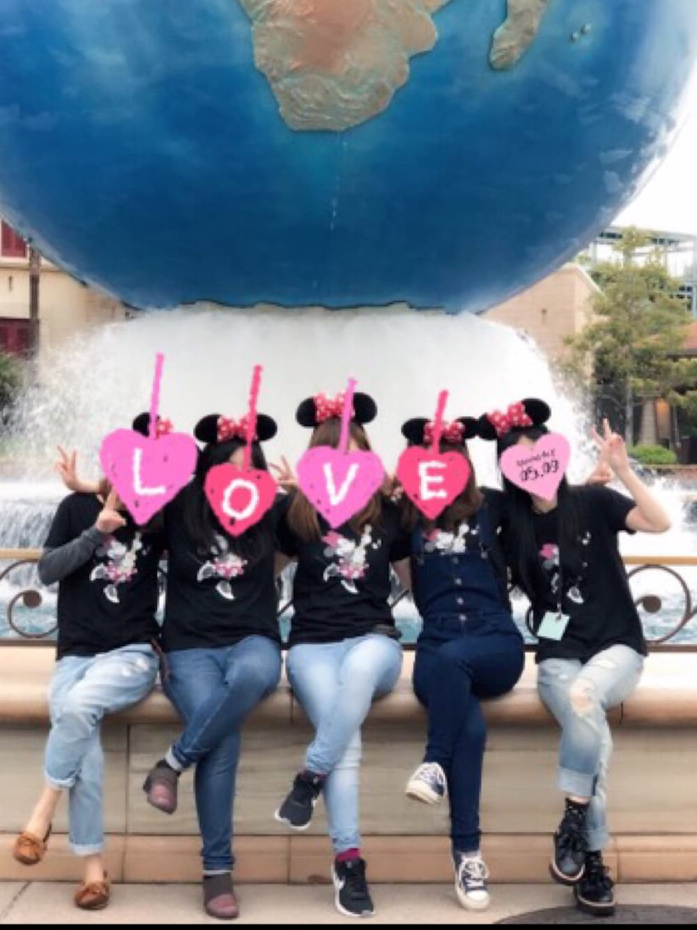 ブラック系のTシャツ/カットソー、ブルー系のデニムパンツ、ブラック系のシューズを着用したレディースの春コーディネートの1枚目の写真