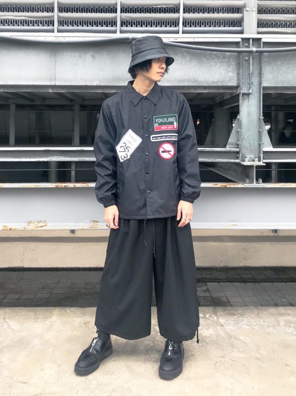 「黒コーデ、モードストリート、モード系、ワイドパンツ、ビッグシルエット、ハット、コーチジャケット、楽チンコーデ」｜「Ground Yのアイテム（ジャケット/アウター、ブラック系）」を使った、tsubasaさん（メンズ・177cm）の春コーディネートの1枚目の写真
