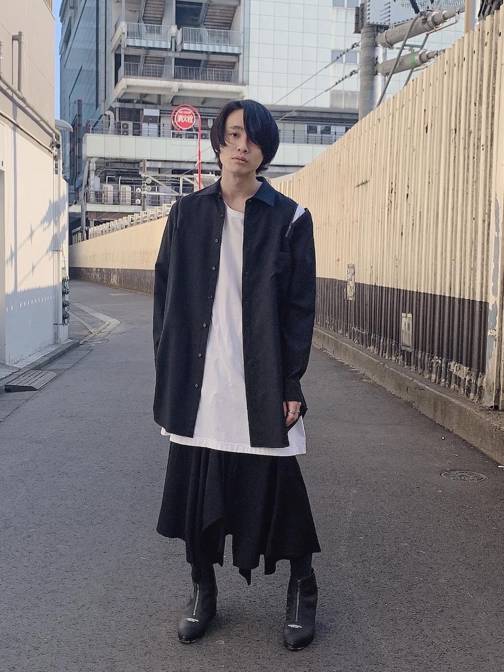 「春コーデ、モード、黒コーデ、ブラックコーデ、ラフ、シャツ、ワイドパンツ、ブーツ」｜「Ground Yのアイテム（シャツ/ブラウス、ブラック系）」を使った、tsubasaさん（メンズ・177cm）の春コーディネートの1枚目の写真