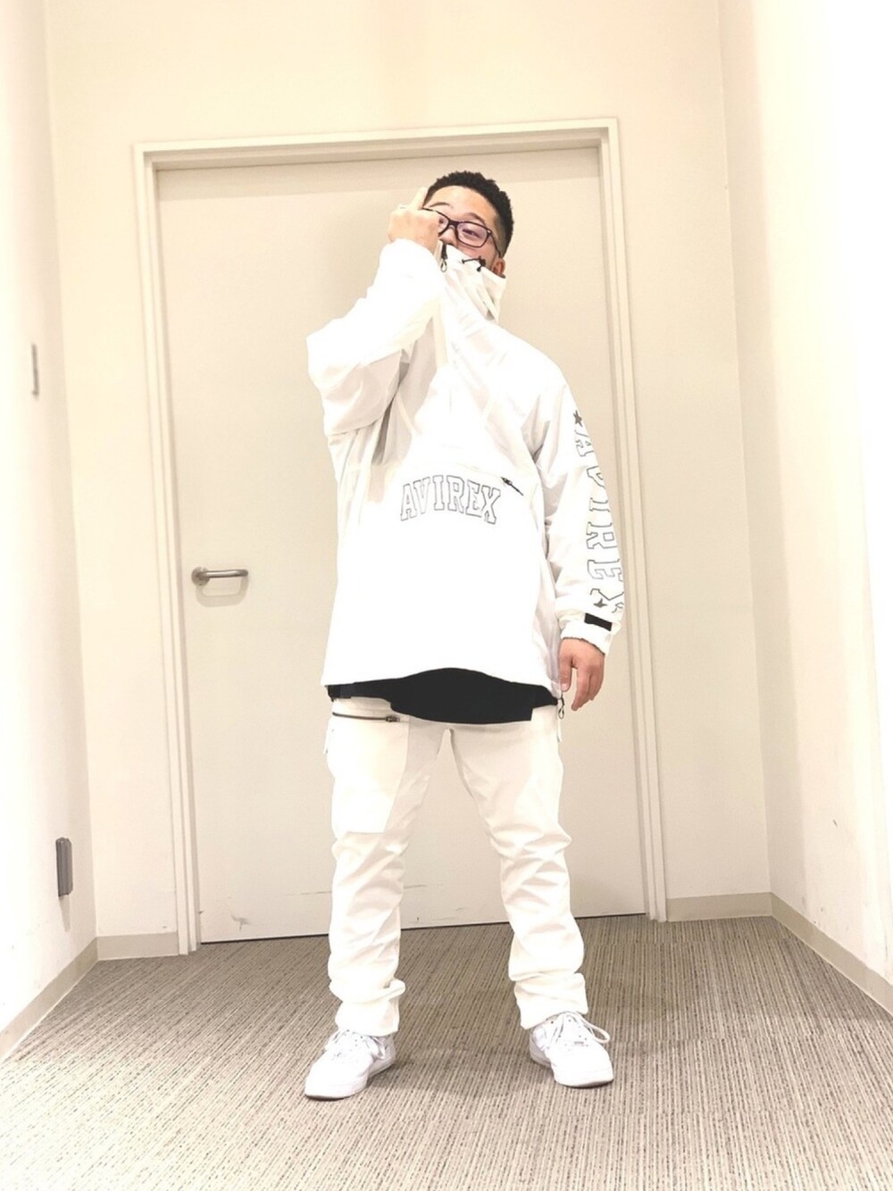 「シンプル、ホワイト、パーカー、ストリート、AVIREX、street、きれいめカジュアル、HIPHOP、ootd、アノラックパーカー」｜「AVIREXのアイテム（マウンテンパーカー、ホワイト系）」を使った、ᛚᛁᛚᛚᛖ ᛒᛖᚱᛋᛖᚱᚴᚱさん（メンズ・165cm）の冬コーディネートの1枚目の写真