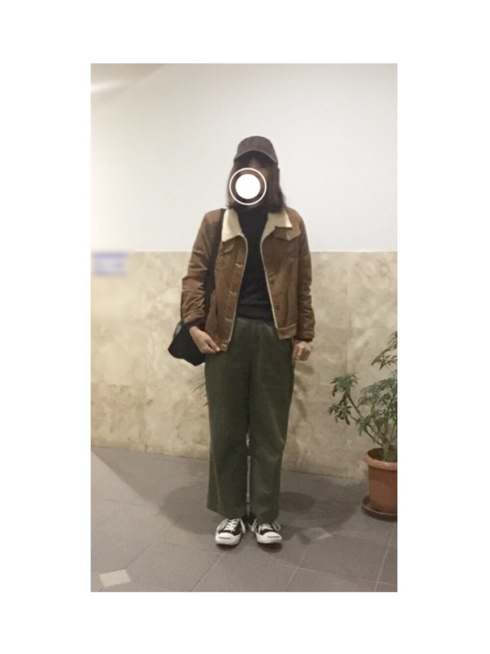 ブラウン系のその他アウター、グリーン系のパンツ、ブラック系のスニーカーを着用したレディースの冬コーディネートの1枚目の写真