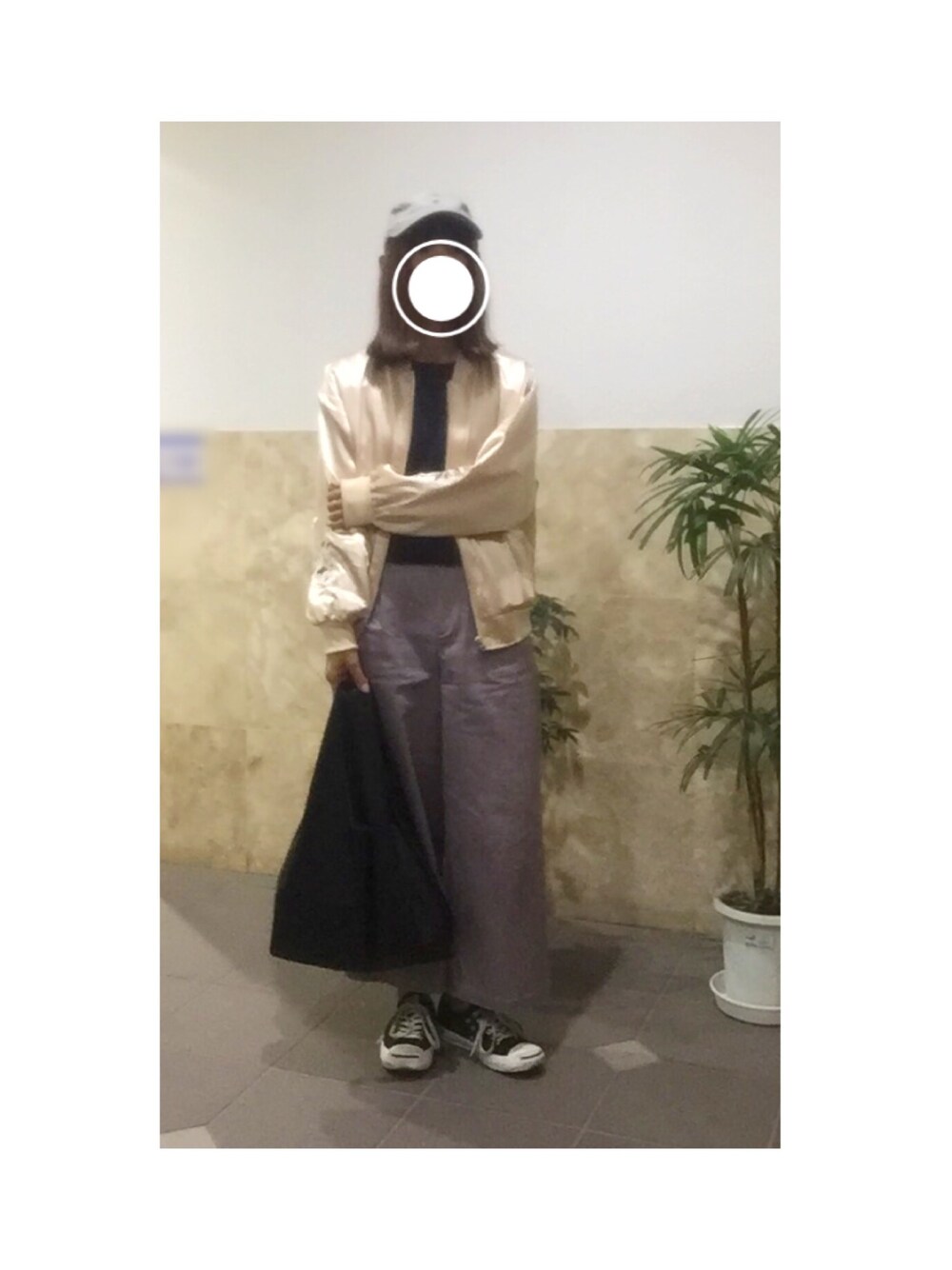 ベージュ系のブルゾン、グレー系のチノパンツ、ブラック系のトートバッグを着用したレディースの夏コーディネートの1枚目の写真