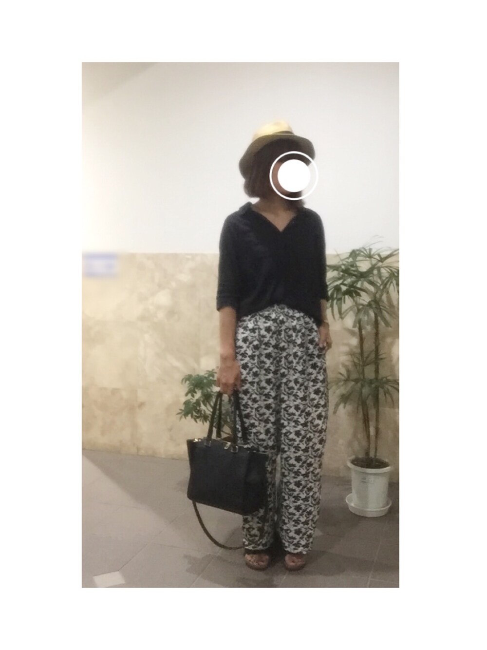 「花柄パンツ、モノトーン、シャツスタイル、黒、ハット」｜「ikkaのペーパーブレードハット（ハット、ベージュ系）」を使った、remioさん（レディース・163cm）の夏コーディネートの1枚目の写真