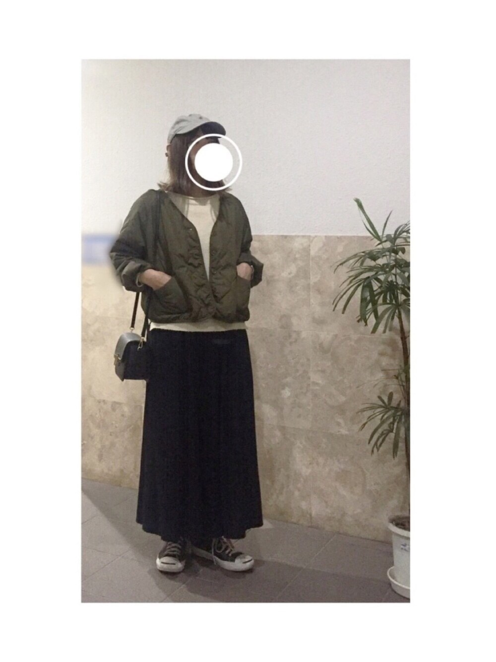 グリーン系のジャケット/アウター、ホワイト系のニット/セーター、ブラック系のショルダーバッグを着用したレディースの冬コーディネートの1枚目の写真