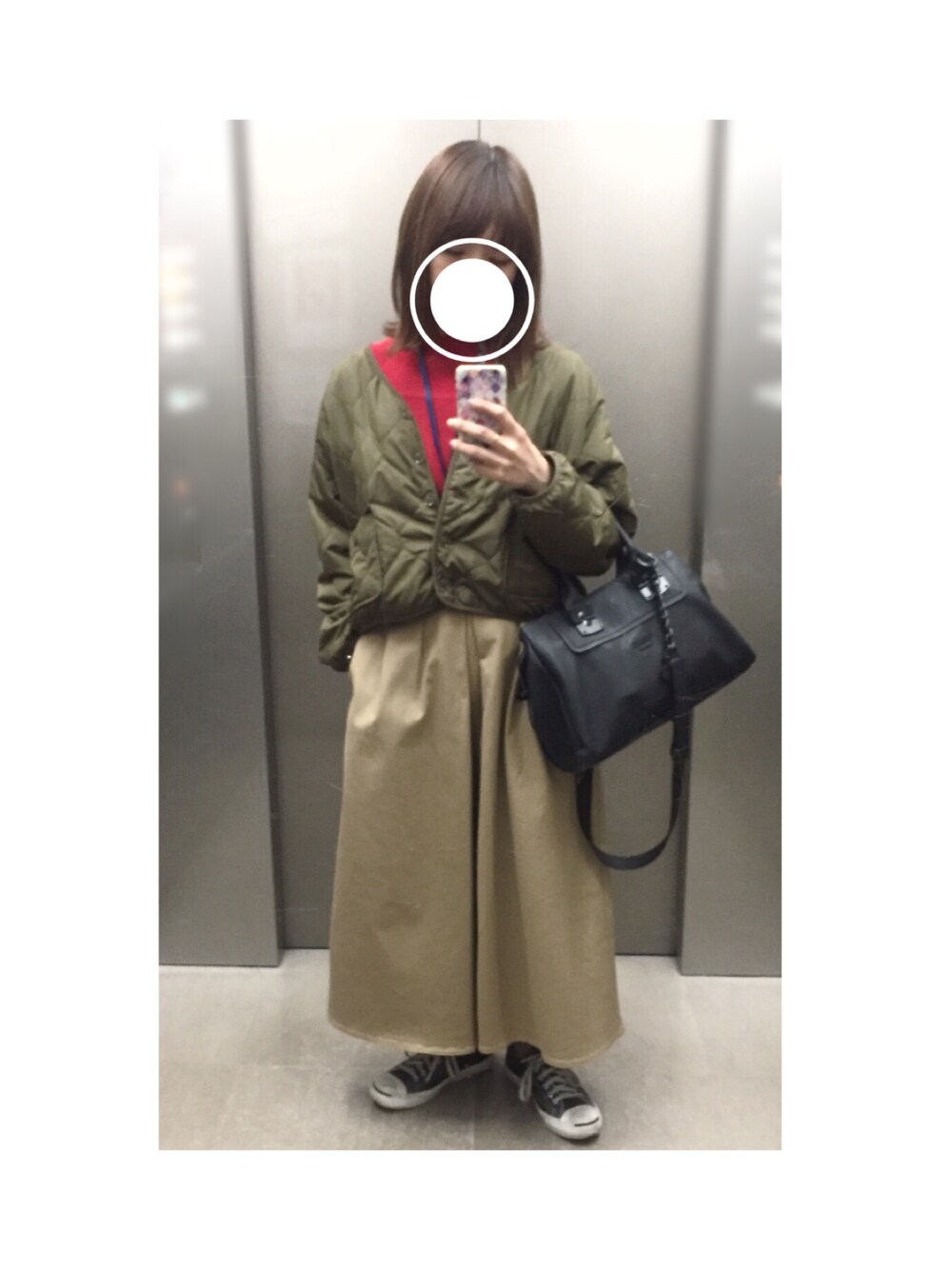 グリーン系のジャケット/アウター、ブラック系のショルダーバッグ、ベージュ系のスカートを着用したレディースの春コーディネートの1枚目の写真