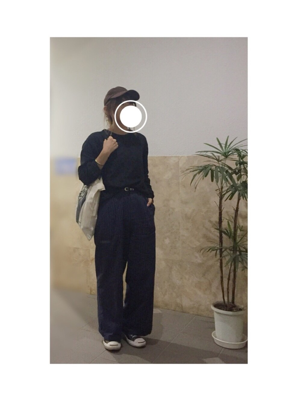 ブラック系のシャツ/ブラウス、ブルー系のその他パンツ、ブラック系のスニーカーを着用したレディースの春コーディネートの1枚目の写真