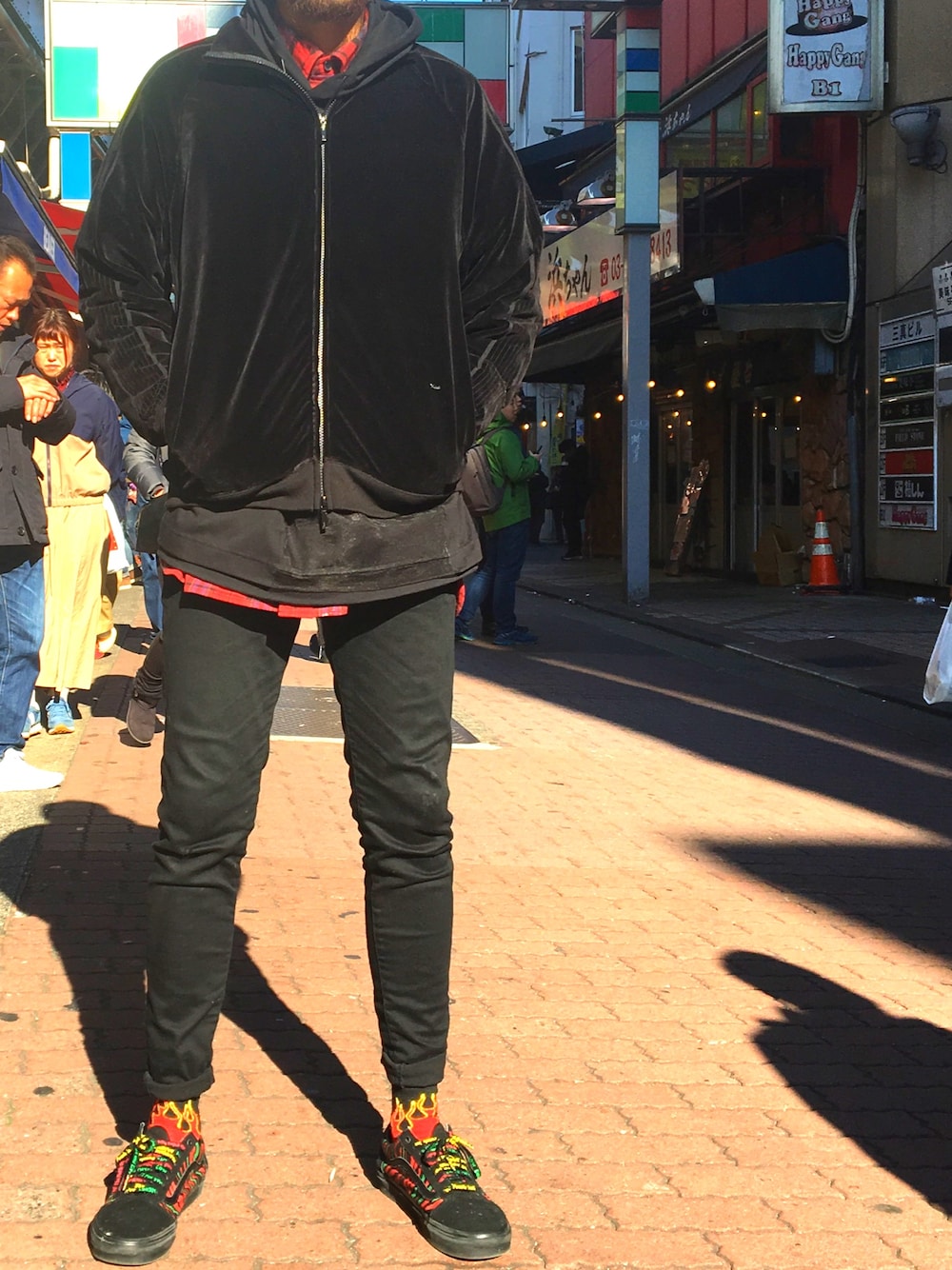 「冬コーデ、おしゃれさんと繋がりたい、大人カジュアル、スニーカーコーデ、ootd、いいね、save、フォローお願いします🤑、スニーカー、黒スキニー、モノトーン、ストリート」｜「REMI RELIEFのREMI RELIEF（レミレリーフ）別注ﾚｰﾖﾝｺｯﾄﾝﾍﾞﾛｱZIP（ブルゾン、ブラック系）」を使った、大空さん（メンズ・177cm）の冬コーディネートの1枚目の写真