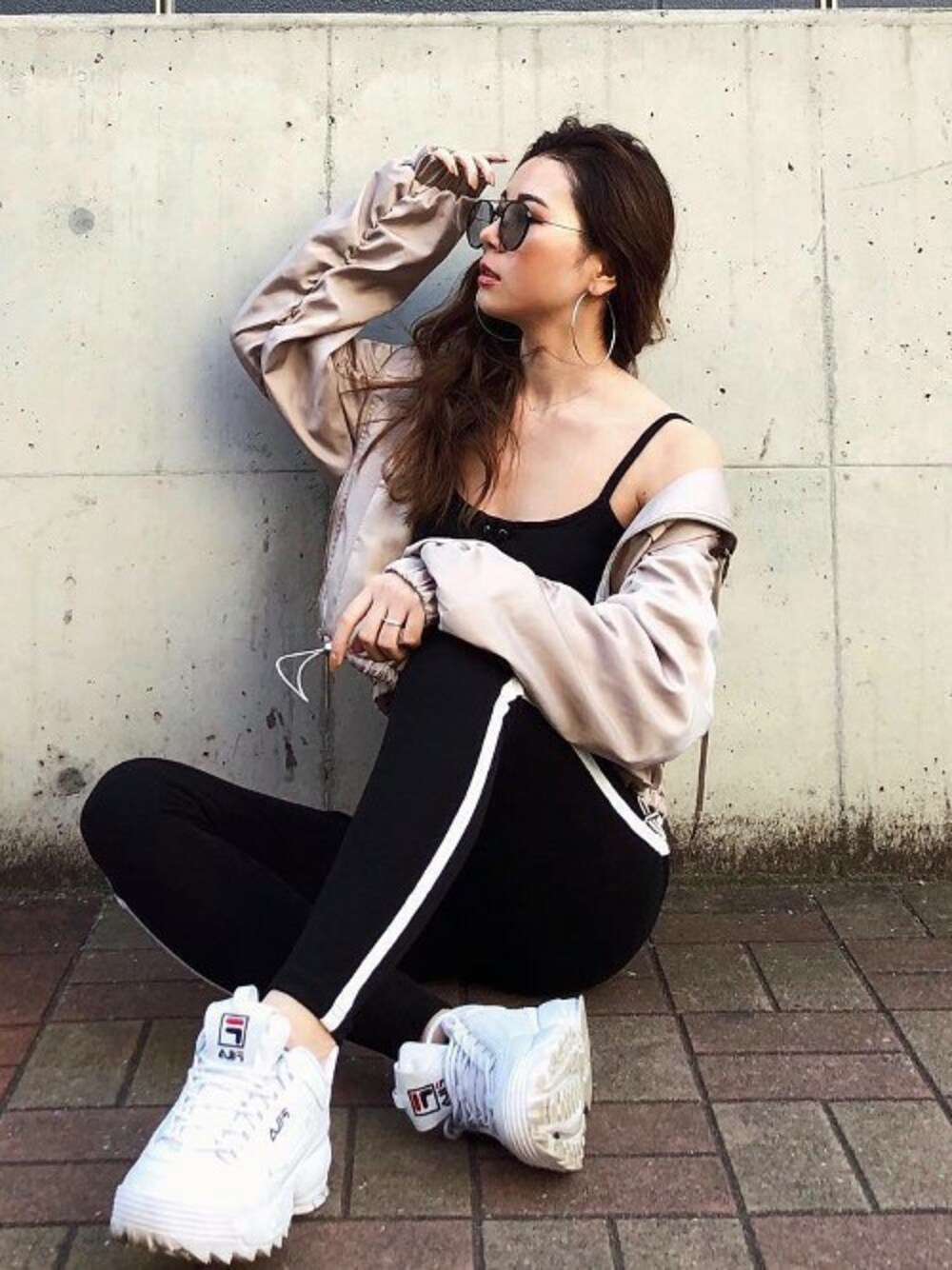 「ブルゾン、スニーカー、オールブラック、大人カジュアル、スニーカーコーデ、FILA、春コーデ、EGOIST、EGOISTSTAFF」｜「EGOISTのポイントギャザーブルゾン（ブルゾン、ベージュ系）」を使った、EGOIST staffさん（レディース・160cm）の春コーディネートの1枚目の写真