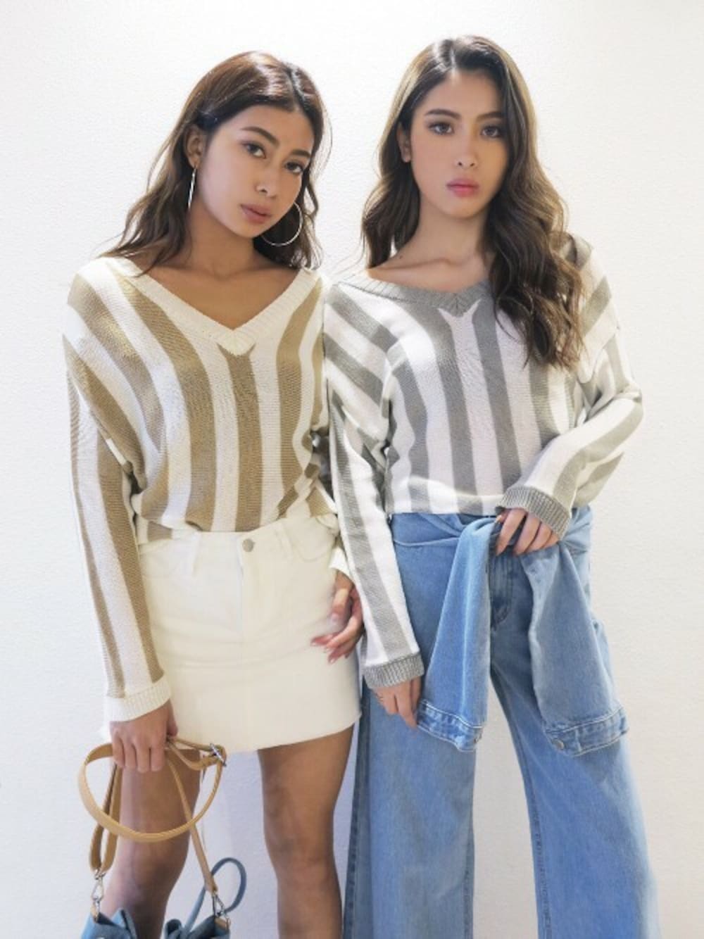 ベージュ系のニット/セーター、グレー系のニット/セーター、ホワイト系のデニムスカートを着用したレディースの春コーディネートの1枚目の写真