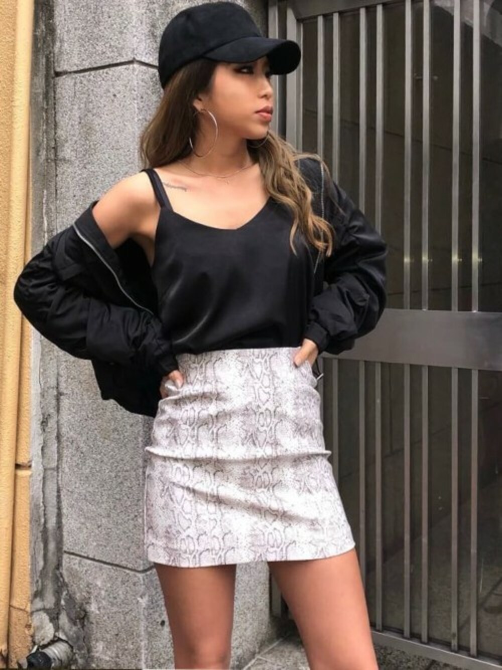 「ブルゾン、キャップ、ミニスカート、大人カジュアル、パイソン柄、キャミソール、春コーデ、EGOIST、EGOISTSTAFF」｜「EGOISTのポイントギャザーブルゾン（ブルゾン、ブラック系）」を使った、EGOIST staffさん（レディース・161cm）の春コーディネートの1枚目の写真