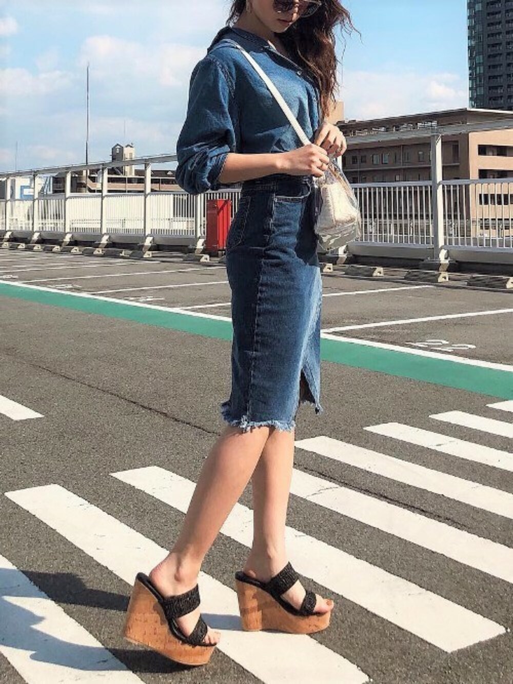 「デニム、大人カジュアル、ウェッジソール、春コーデ、シャツスタイル、デニムオンデニム、EGOIST、ミディ丈スカート、EGOISTSTAFF」｜「EGOISTの変形ドルマンルーズシャツ（シャツ/ブラウス、ブルー系）」を使った、EGOIST staffさん（レディース・160cm）の春コーディネートの1枚目の写真