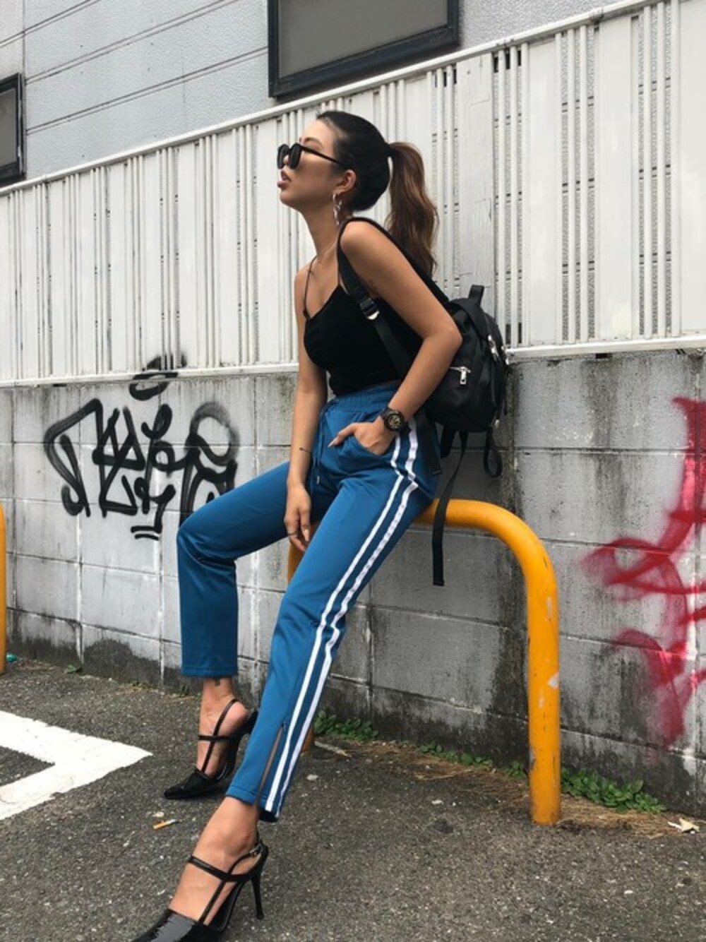 「大人カジュアル、blue、スポーツミックス、ベロア、ポニーテール、スポーティ、EGOIST、ラインパンツ、夏秋ミックス、EGOISTSTAFF」｜「EGOISTのベロアビスチェ（キャミソール、ブラック系）」を使った、EGOIST staffさん（レディース・161cm）の秋コーディネートの1枚目の写真