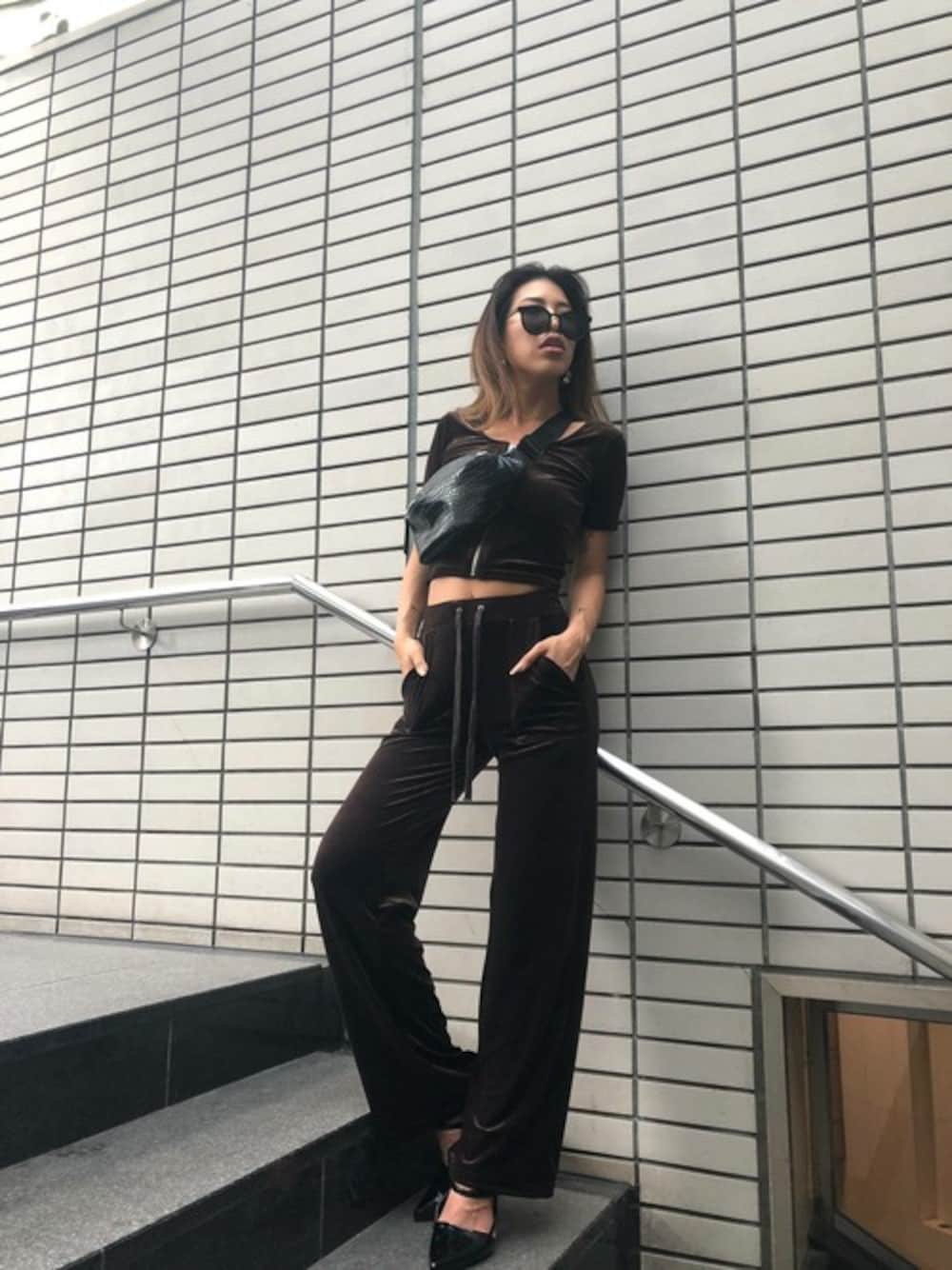 「セットアップ、秋のコーデ、ベロア、BROWN、SET UP、ウエストポーチ、EGOIST、半袖、ベロアパンツ、EGOISTSTAFF」｜「EGOISTのフロントZIPベロアTOP（その他トップス、ブラウン系）」を使った、EGOIST staffさん（レディース・161cm）の夏コーディネートの1枚目の写真