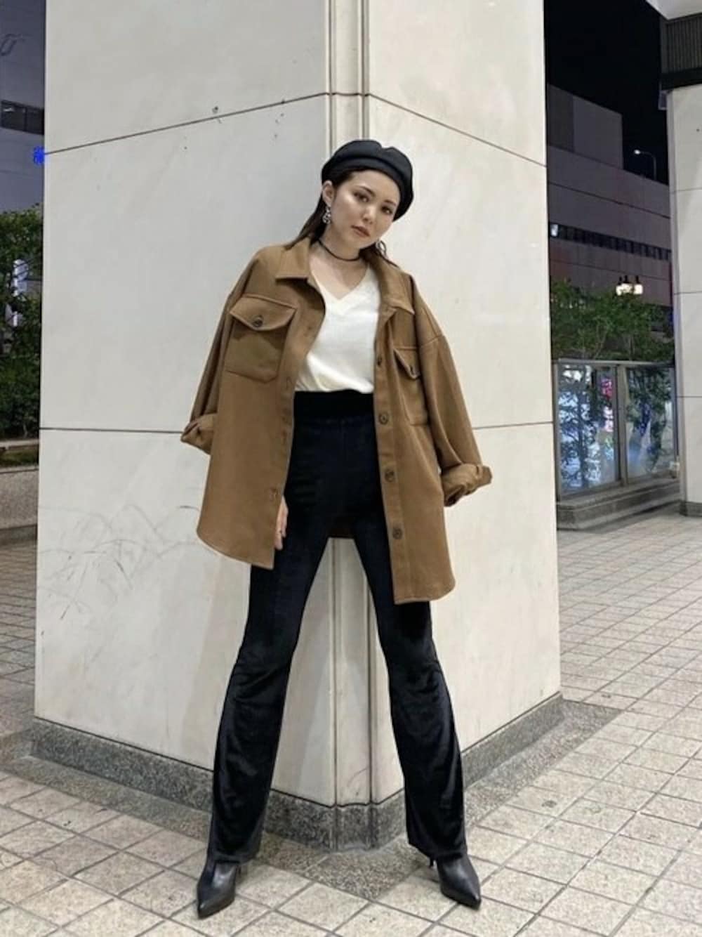 「ニット、ベレー帽、ブラウン、ベロア、スリムパンツ、シャツスタイル、羽織り、秋服、EGOIST、EGOISTSTAFF」｜「EGOISTのメルトンルーズシャツ（シャツ/ブラウス、ブラウン系）」を使った、EGOIST staffさん（レディース・159cm）の秋コーディネートの1枚目の写真
