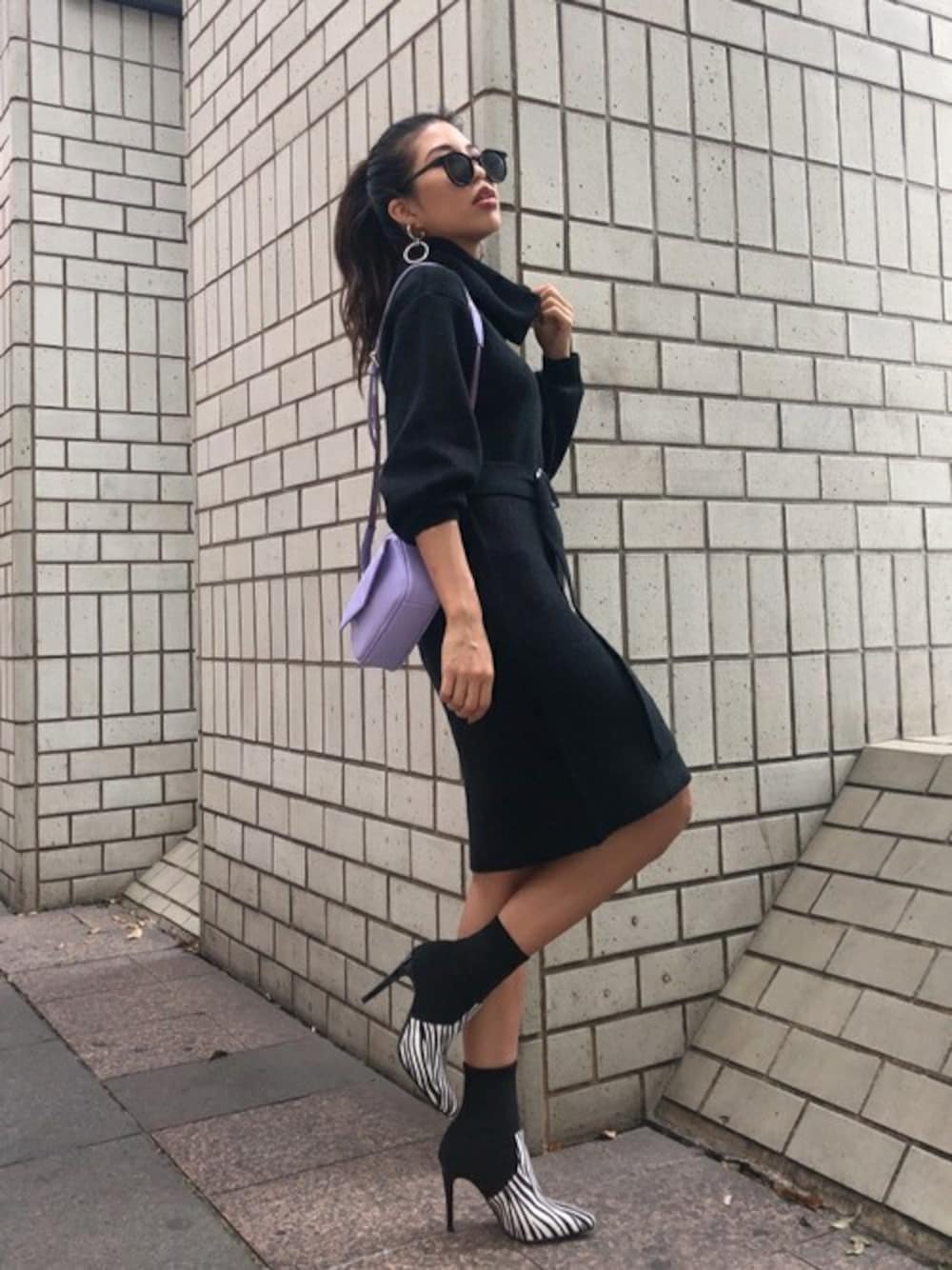 「ワンピース、ニットワンピ、サングラス、ショートブーツ、ニットワンピース、パープル、EGOIST、ゼブラ柄、カッコイイ女子、EGOISTSTAFF」｜「EGOISTのベルト付ルーズニットワンピース（ワンピース、ブラック系）」を使った、EGOIST staffさん（レディース・161cm）の秋コーディネートの1枚目の写真