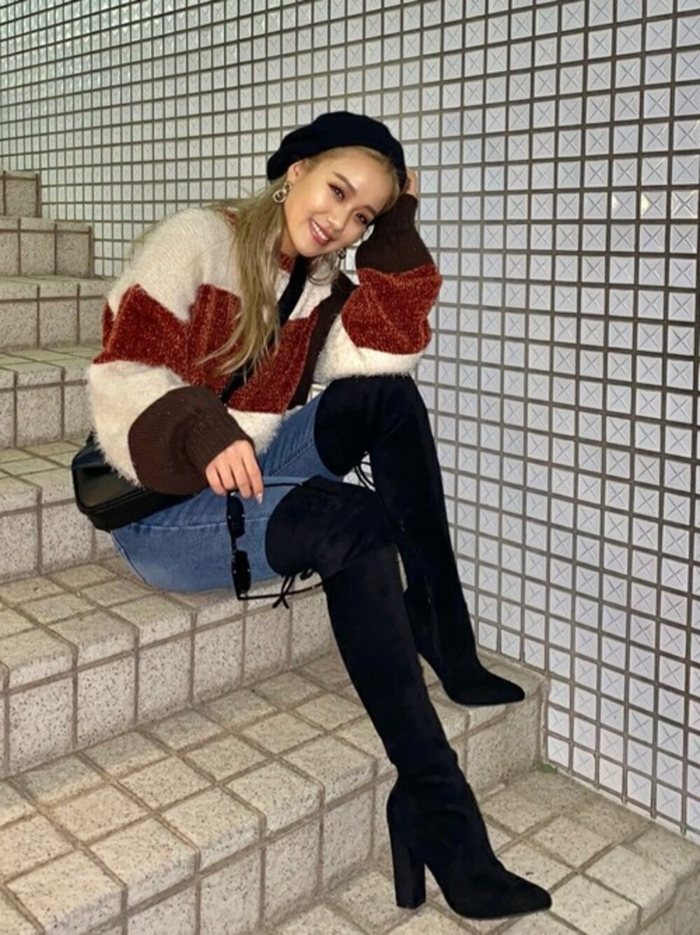 「ニット、ベレー帽、ニーハイブーツ、ブラウン、デートスタイル（WOMEN）、EGOIST、オトナカジュアル、秋冬、ニットコーデ、EGOISTSTAFF」｜「EGOISTの3カラーブロックニットTOP（ニット/セーター、ブラウン系）」を使った、EGOIST staffさん（レディース・155cm）の秋コーディネートの1枚目の写真
