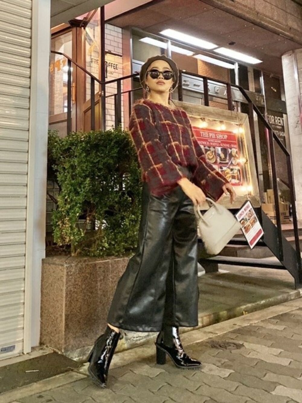 「チェック、ニット、冬コーデ、クロップドパンツ、レザーパンツ、シャギーニット、EGOIST、袖フレア、ニットコーデ、EGOISTSTAFF」｜「EGOISTのシャギーチェックニットＴＯＰ（ニット/セーター、ブラウン系）」を使った、EGOIST staffさん（レディース・155cm）の秋コーディネートの1枚目の写真