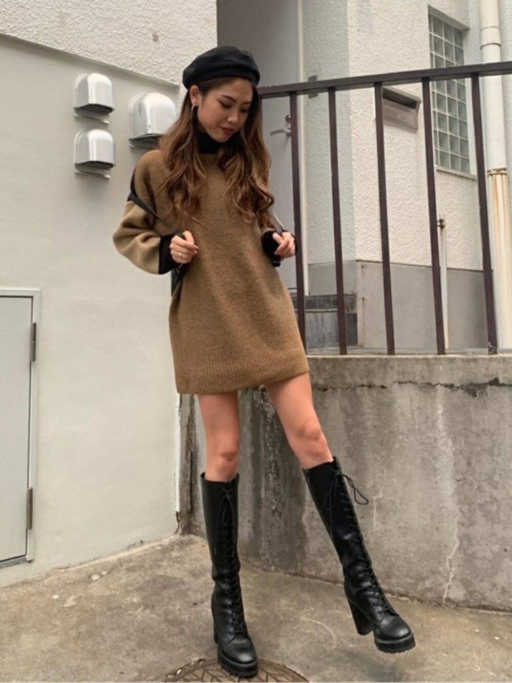 「ニット、ワンピース、ベレー帽、ベージュ、ニットワンピース、冬、タートルネックニット、デートスタイル（WOMEN）、EGOIST、EGOISTSTAFF」｜「EGOISTの３カラータートルニットOPS（ワンピース、ベージュ系）」を使った、EGOIST staffさん（レディース・165cm）の冬コーディネートの1枚目の写真