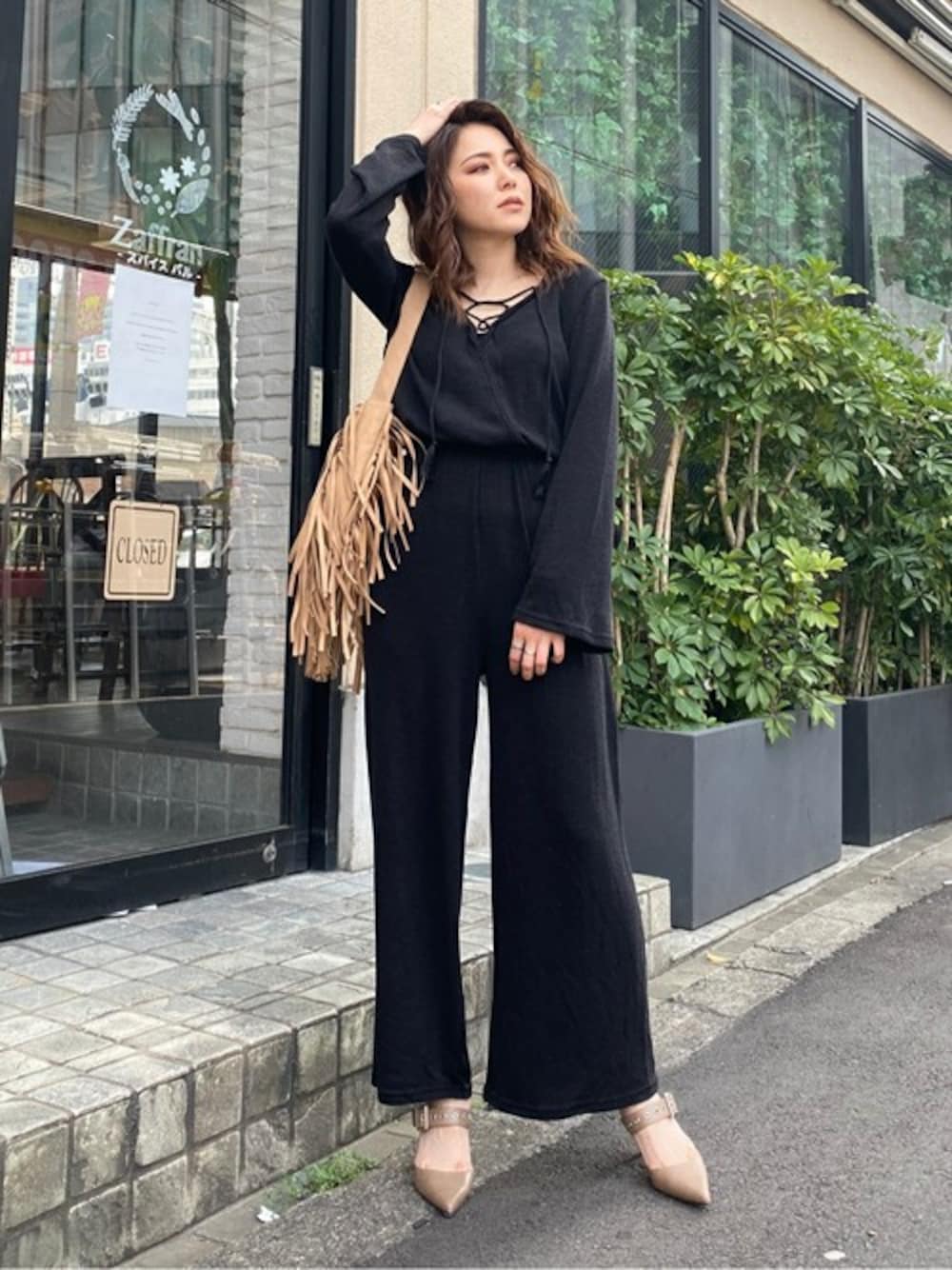 「パンプス、ブラック、オールインワン、大人カジュアル、春コーデ、楽チンコーデ、ゆるコーデ、フリンジバッグ、EGOIST、EGOISTSTAFF」｜「EGOISTのバストレースUP長袖オールインワン（サロペット/オーバーオール、ブラック系）」を使った、EGOIST staffさん（レディース・159cm）の冬コーディネートの1枚目の写真