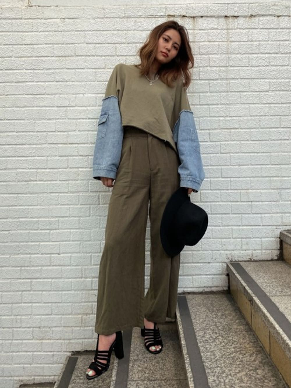 「スウェット、デニム、カーキ、ワイドパンツ、サンダル、春コーデ、EGOIST、デザイントップス、袖ボリューム、EGOISTSTAFF」｜「EGOISTのデニムスリーブＴＯＰ（スウェット、グリーン系）」を使った、EGOIST staffさん（レディース・165cm）の春コーディネートの1枚目の写真