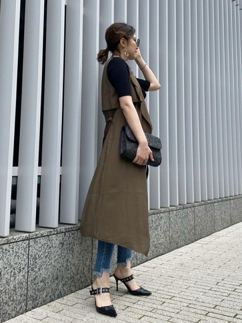 「スキニー、大人カジュアル、カーキ、デニムパンツ、ロング丈、ジレ、春コーデ、EGOIST、ジレンチ、EGOISTSTAFF」｜「EGOISTのアシメショルダー５分袖ニットTOP（ニット/セーター、ブラック系）」を使った、EGOIST staffさん（レディース・159cm）の春コーディネートの1枚目の写真