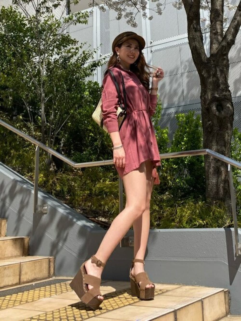 「ワンピース、ショルダーバッグ、バッグ、ハイウエスト、サンダル、シャツスタイル、羽織り、着痩せコーデ、EGOIST、EGOISTSTAFF」｜「EGOISTのコットンオーバーシャツ（シャツ/ブラウス、ピンク系）」を使った、EGOIST staffさん（レディース・160cm）の春コーディネートの1枚目の写真
