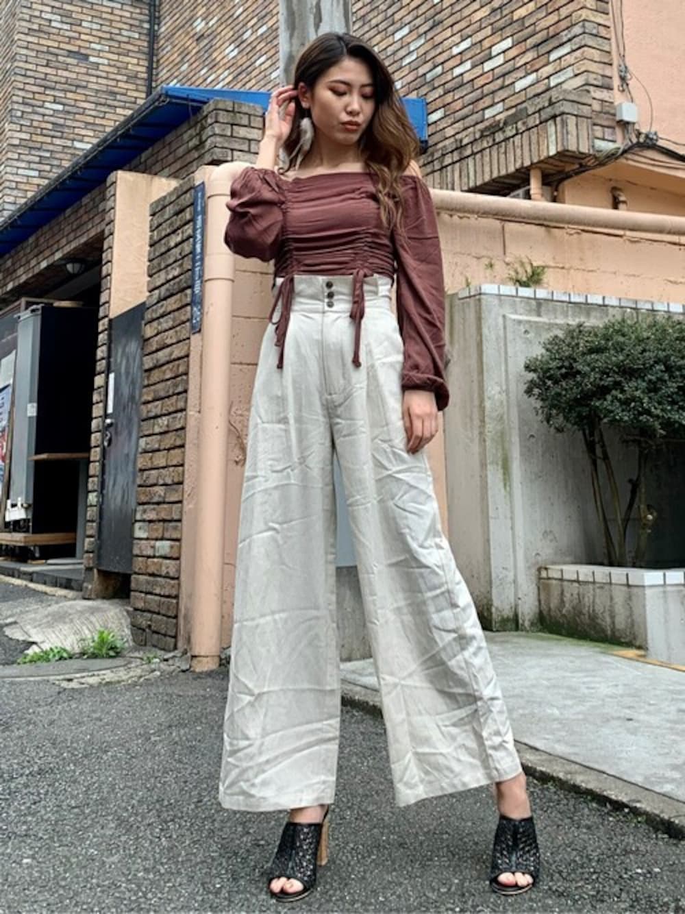 「ハイウエスト、ワイドパンツ、サンダル、麻、EGOIST、メッシュサンダル、EGOISTSTAFF」｜「EGOISTのBIGフェザーピアス（ピアス（両耳用）、ブラウン系）」を使った、EGOIST staffさん（レディース・165cm）の夏コーディネートの1枚目の写真