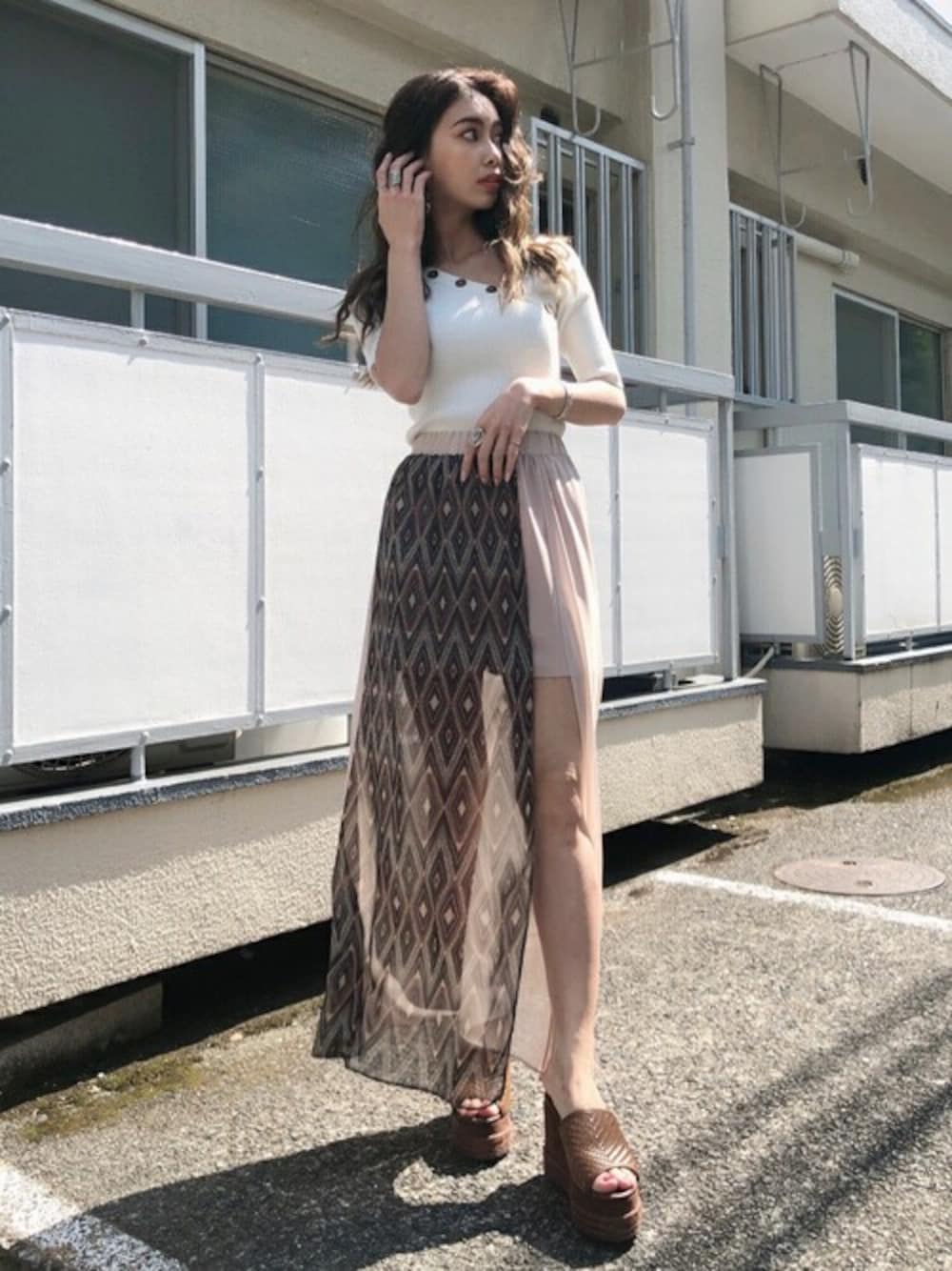 「スカート、レイヤード、レイヤードスタイル、サンダル、サマーニット、厚底サンダル、半袖ニット、EGOIST、EGOISTSTAFF」｜「EGOISTのWOOD釦ニットTOP（ニット/セーター、ホワイト系）」を使った、EGOIST staffさん（レディース・160cm）の夏コーディネートの1枚目の写真