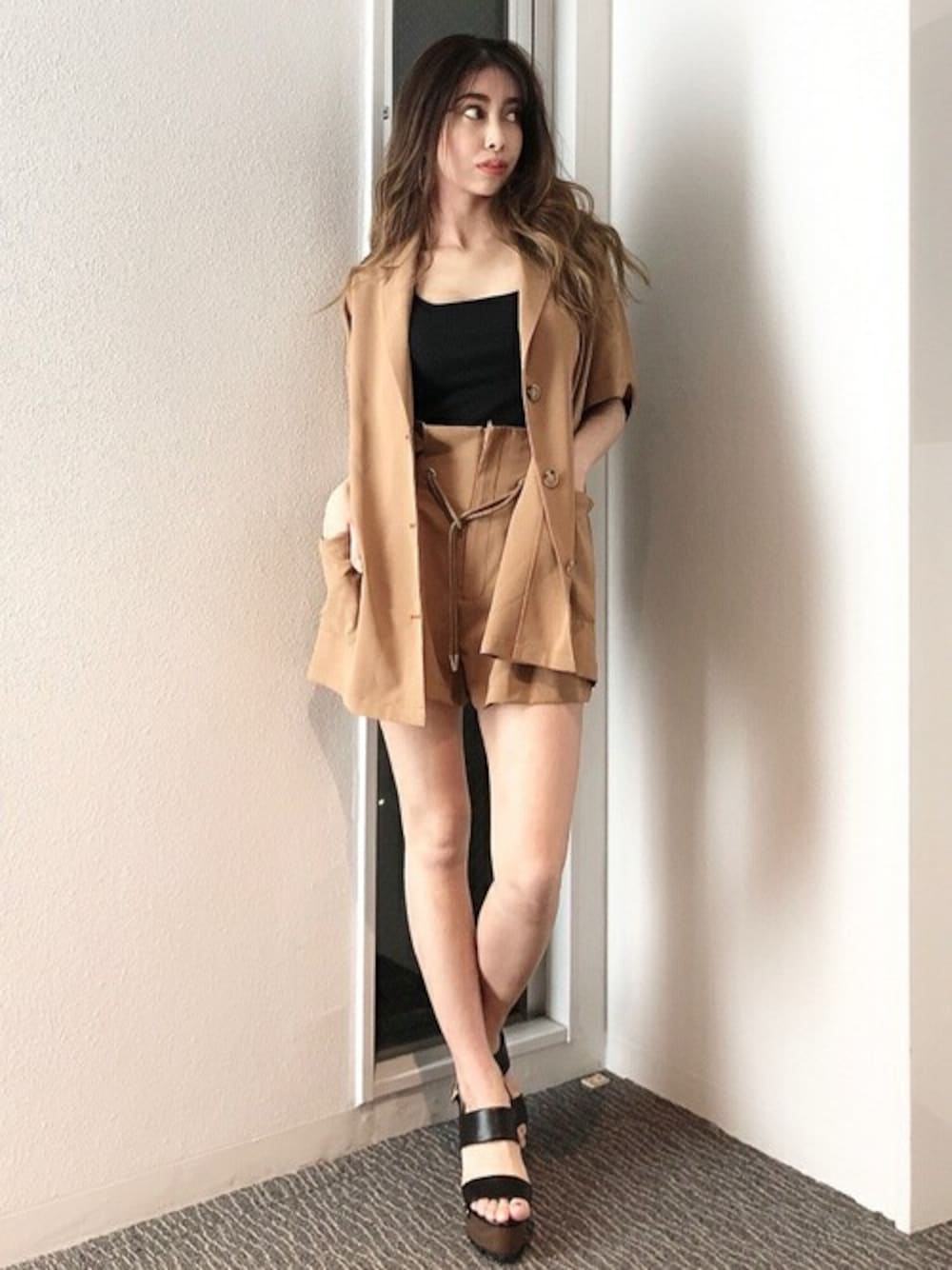 「セットアップ、シャツ、ショートパンツ、キャミソール、シャツスタイル、セットアップスタイル、厚底サンダル、半袖シャツ、EGOIST、EGOISTSTAFF」｜「EGOISTのダブルストラップビスチェ（キャミソール、ブラック系）」を使った、EGOIST staffさん（レディース・160cm）の夏コーディネートの1枚目の写真