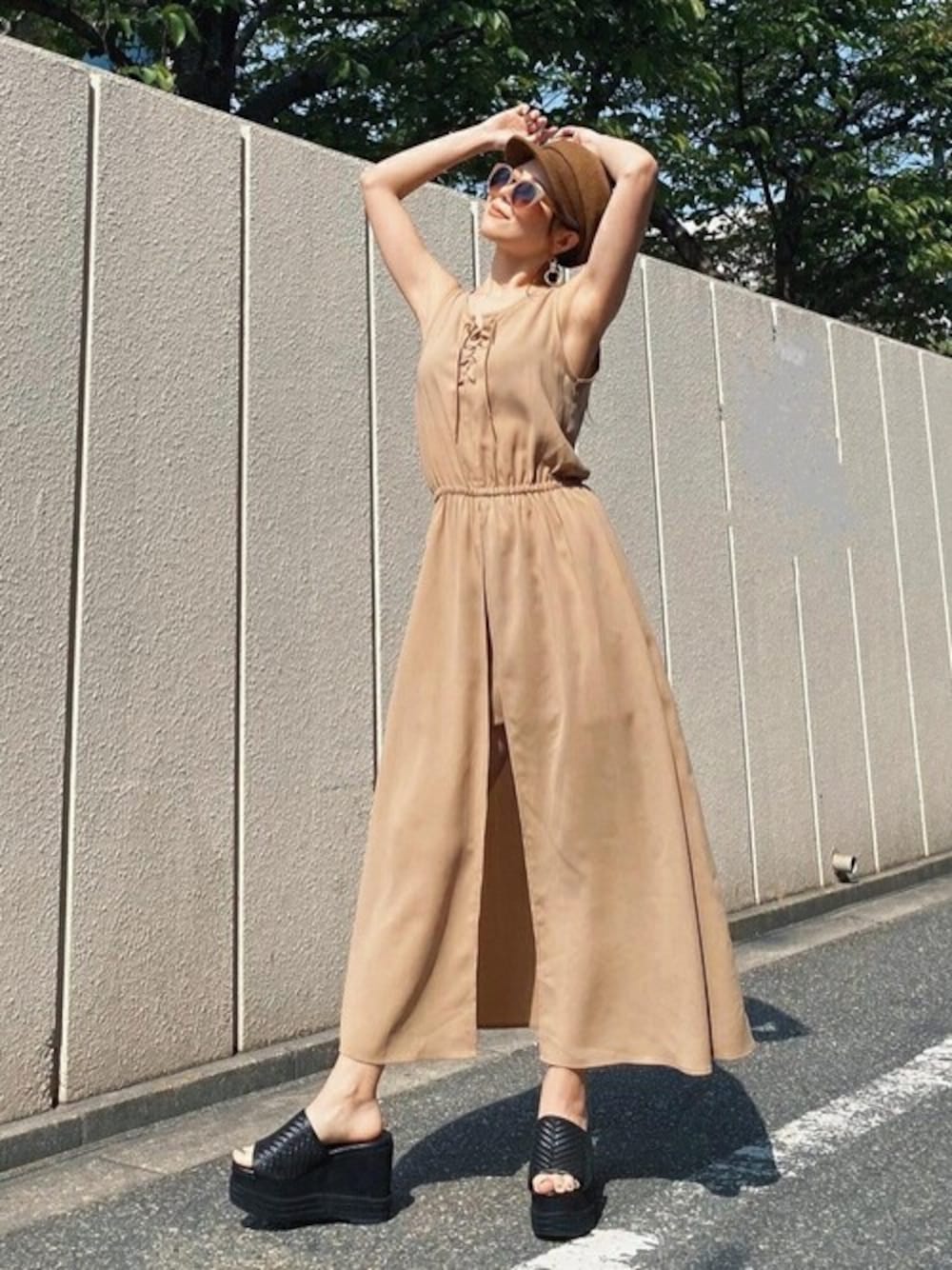 「ワンピース、オールインワン、サングラス、サンダル、ワンピーススタイル、厚底サンダル、EGOIST、サングラススタイル、EGOISTSTAFF」｜「EGOISTのレースアップレイヤード風ワンピース（ワンピース、ベージュ系）」を使った、EGOIST staffさん（レディース・160cm）の夏コーディネートの1枚目の写真