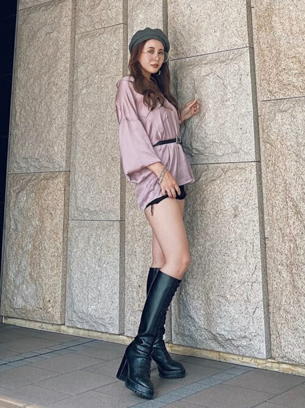 「＃シャツ、#カジュアル、#ショートパンツ、#シンプル、#EGOIST、#サテン、#ウエストマーク、#夏コーデ、#カジュアルコーデ、＃EGOISTSUTAFF」｜「EGOISTのウール混シンプルベレー帽（ハンチング/ベレー帽、グレー系）」を使った、EGOIST staffさん（レディース・160cm）の秋コーディネートの1枚目の写真