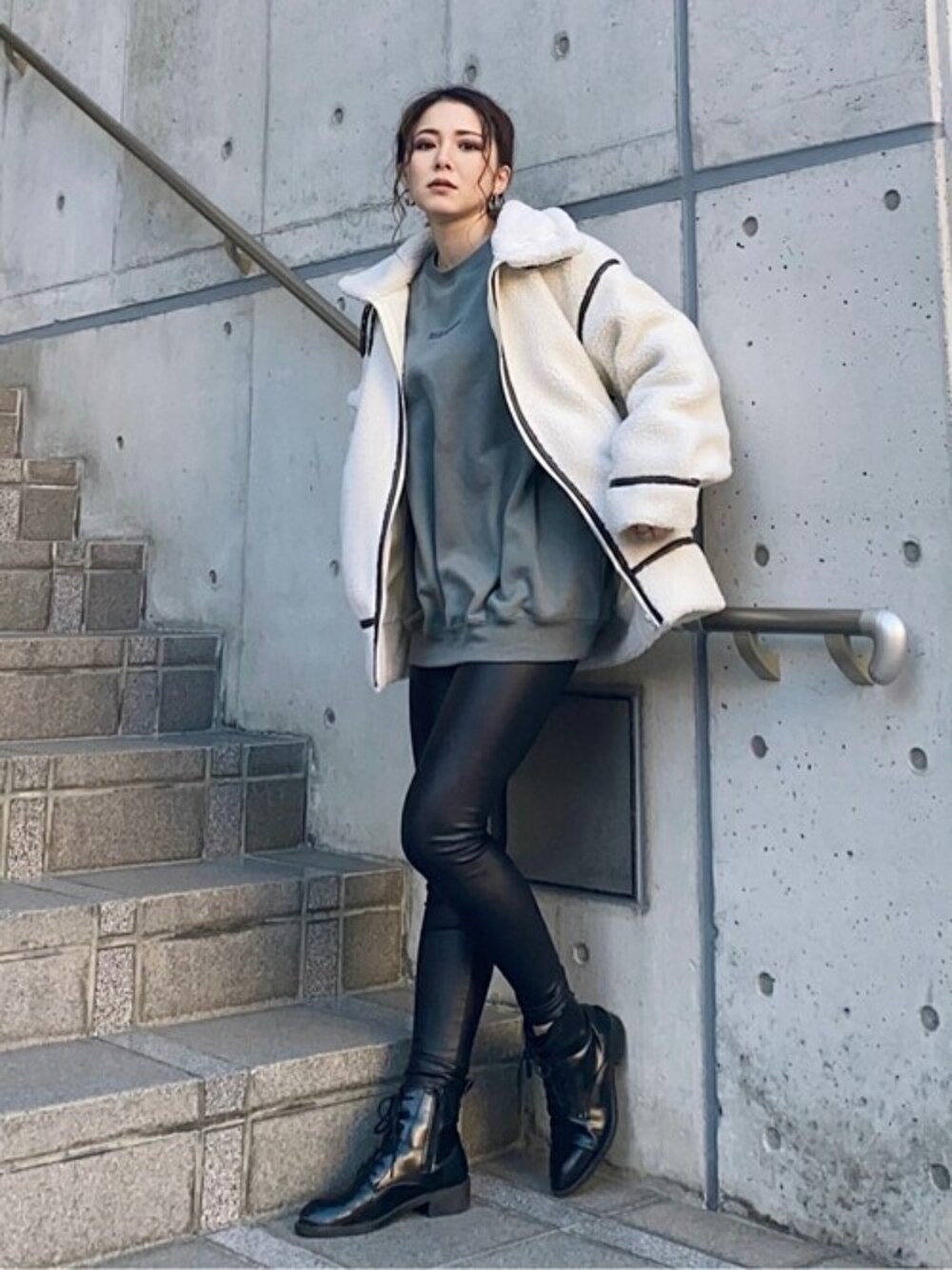 「#スウェット、#フライトジャケット、#カジュアル、#シンプル、#シンプルコーデ、#フェイクレザー、#EGOIST、#カジュアルコーデ、#冬コーデ、＃EGOISTSUTAFF」｜「EGOISTのフェイクレザーパイピングボアコート【パイピングコート】（ムートンコート、ブラック系）」を使った、EGOIST staffさん（レディース・159cm）の冬コーディネートの1枚目の写真