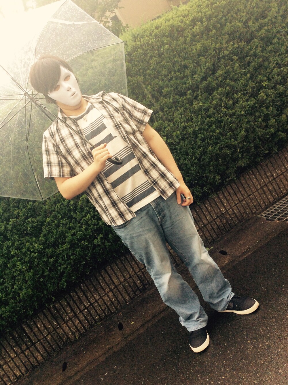 シルバー系のリング、シルバー系のネックレスを着用したメンズの夏コーディネートの1枚目の写真