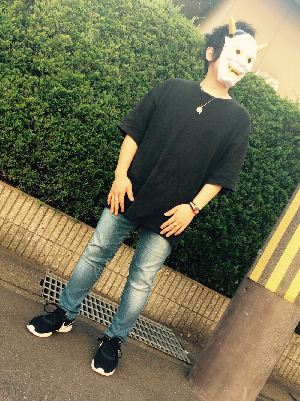 ブラック系のTシャツ/カットソー、ブラック系のスニーカー、シルバー系のリングを着用したメンズの夏コーディネートの1枚目の写真