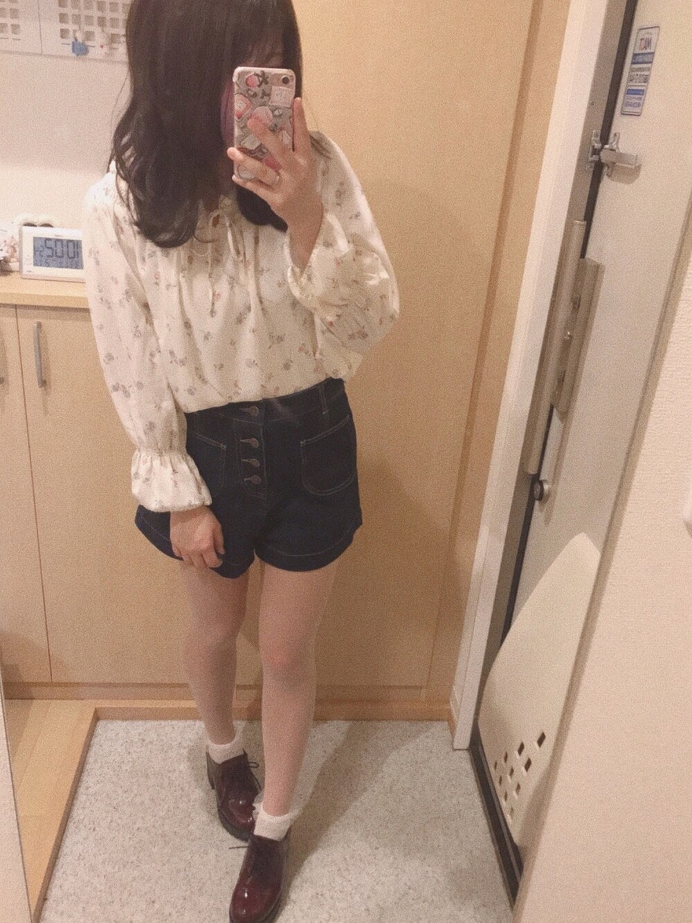 「花柄、ブラウス、ウエストイン、ショートパンツ、デニム、レースアップシューズ、厚底シューズ、ライダース、ショルダーバッグ、カジュアルガーリー」｜「MAJESTIC LEGONのスプリングフラワーブラウス（シャツ/ブラウス、ホワイト系）」を使った、K☻T☻MIさん（レディース・157cm）の春コーディネートの1枚目の写真