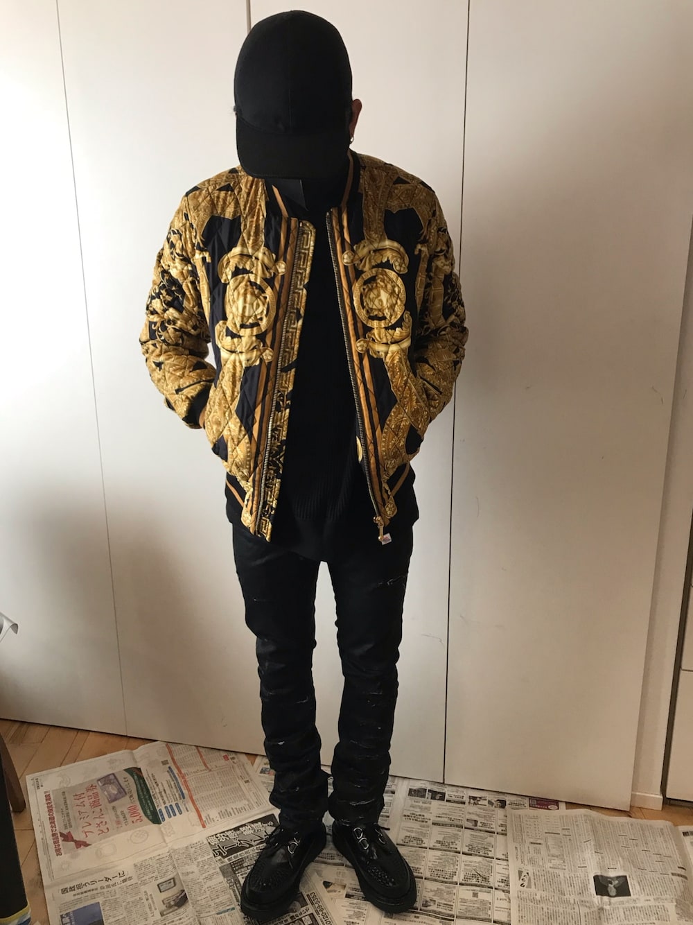 「年末WEAR感謝祭」｜「VERSACEのアイテム（ブルゾン、ブラック系）」を使った、ハヤさん（メンズ・172cm）の冬コーディネートの1枚目の写真