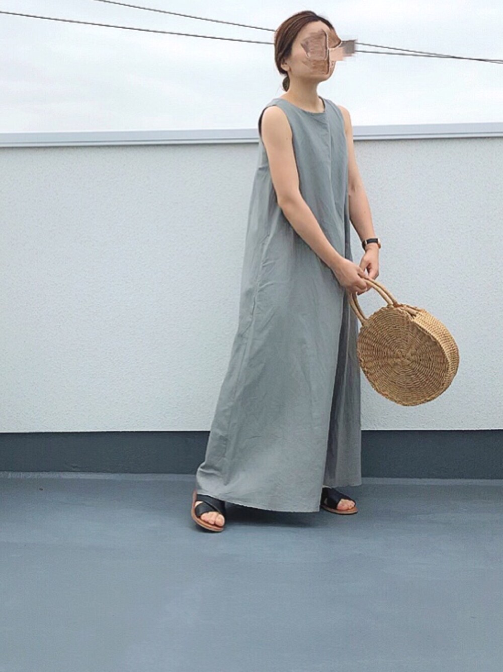 グレー系のワンピース、ブラウン系のショルダーバッグ、ブラック系のサンダルを着用したレディースの夏コーディネートの1枚目の写真