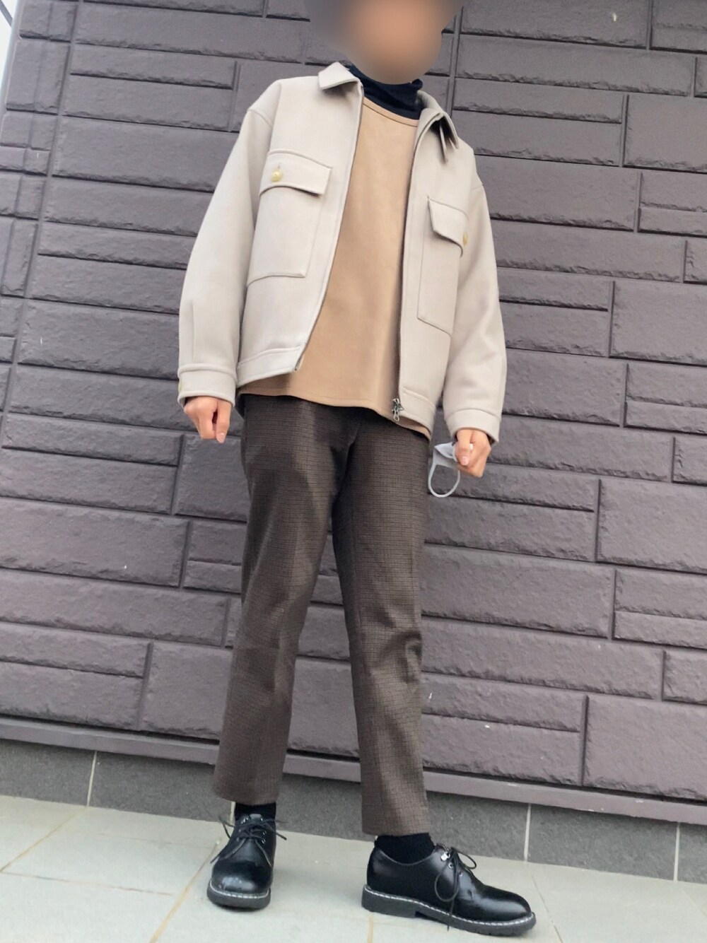 ブラック系のその他トップス、グレー系のブルゾン、ブラウン系のスラックスを着用したメンズの冬コーディネートの1枚目の写真