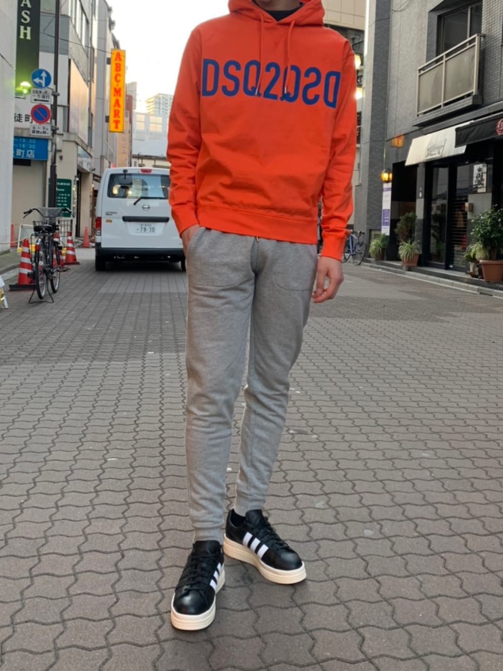 「ROYAL FLASH、ロイヤルフラッシュ、Y-3、MAISON KITSUNE、DSQUARED2、オトナカジュアル、大人カジュアル、春コーデ」｜「Y-3のアイテム（スニーカー、ブラック系）」を使った、ゆうきさん（メンズ・174cm）の冬コーディネートの1枚目の写真