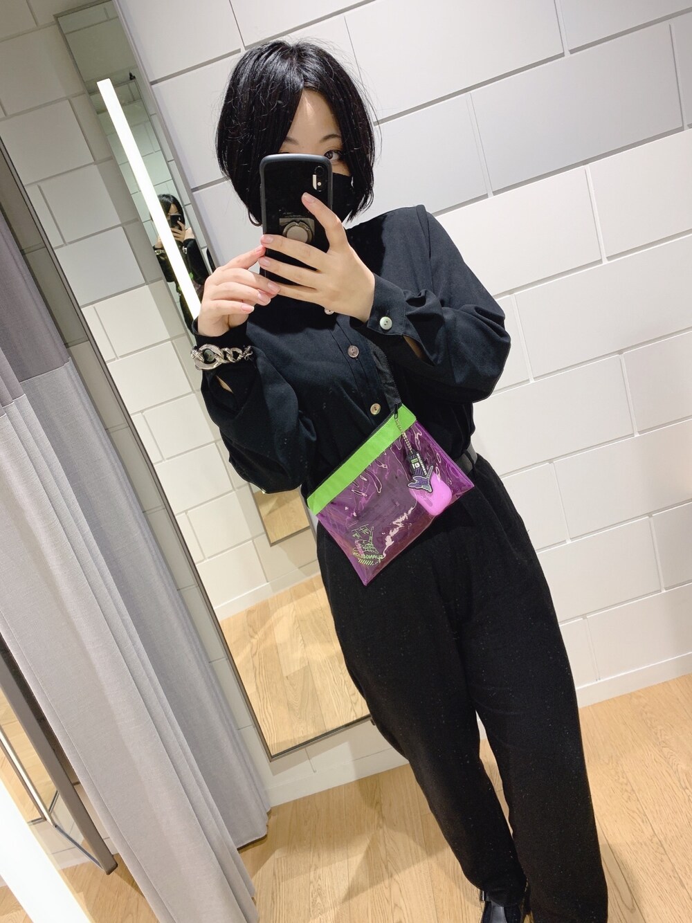 「キレイめ、おしゃれさんと繋がりたい、オールブラック、ブラック、ブラックコーデ、シャツスタイル」｜「Dr. Martensのアイテム（その他シューズ、ブラック系）」を使った、Fさん（レディース・154cm）の秋コーディネートの1枚目の写真