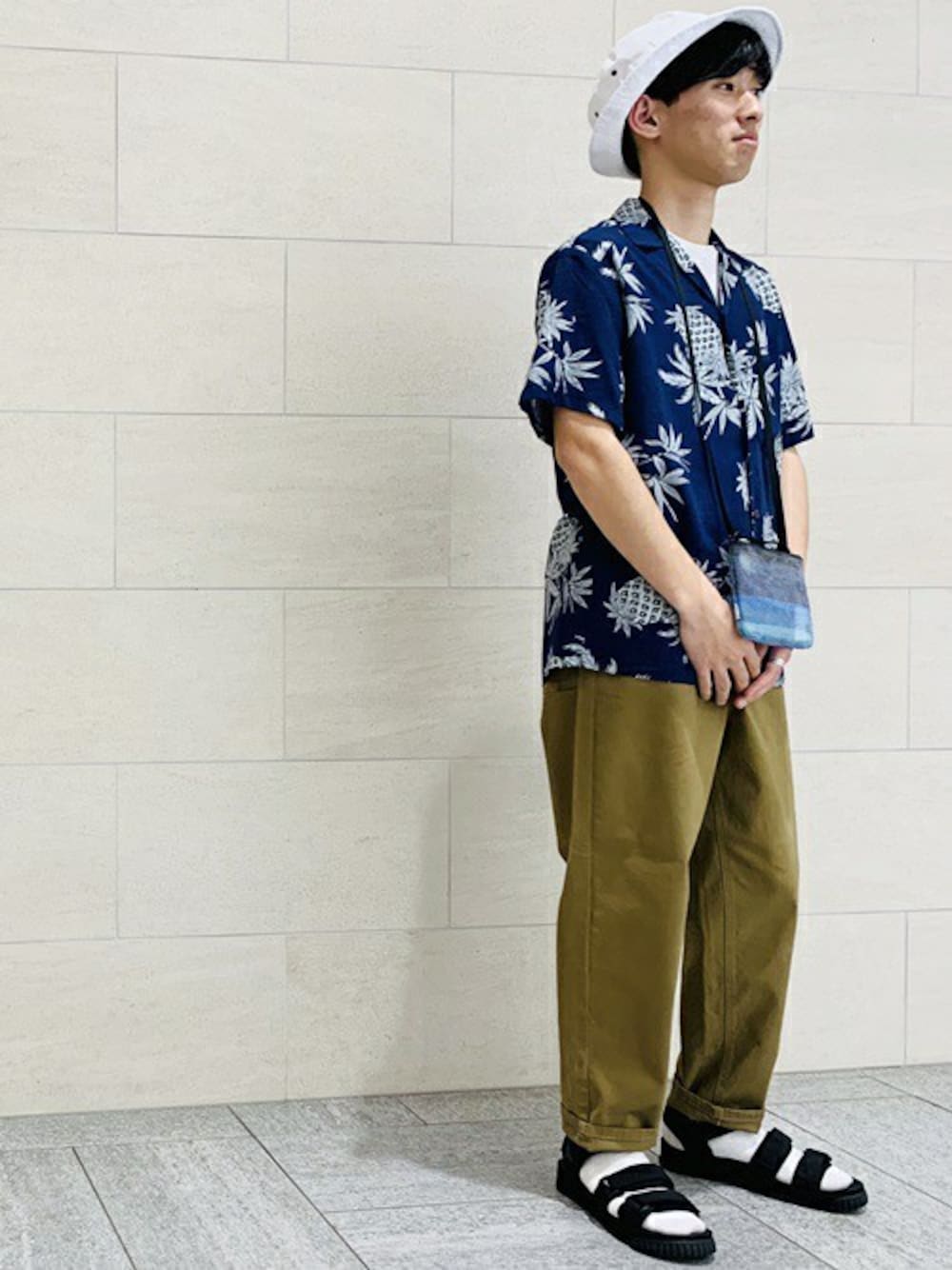 「別注、シップス、SHIPS、バルーンパンツ、リゾートスタイル、アロハシャツ、白ハット、SHAKA、サコッシュ、NEWHATTAN」｜「SHIPSのSU: バルーン パンツ（デニムパンツ、ベージュ系）」を使った、佐藤さん（メンズ・170cm）の春コーディネートの1枚目の写真