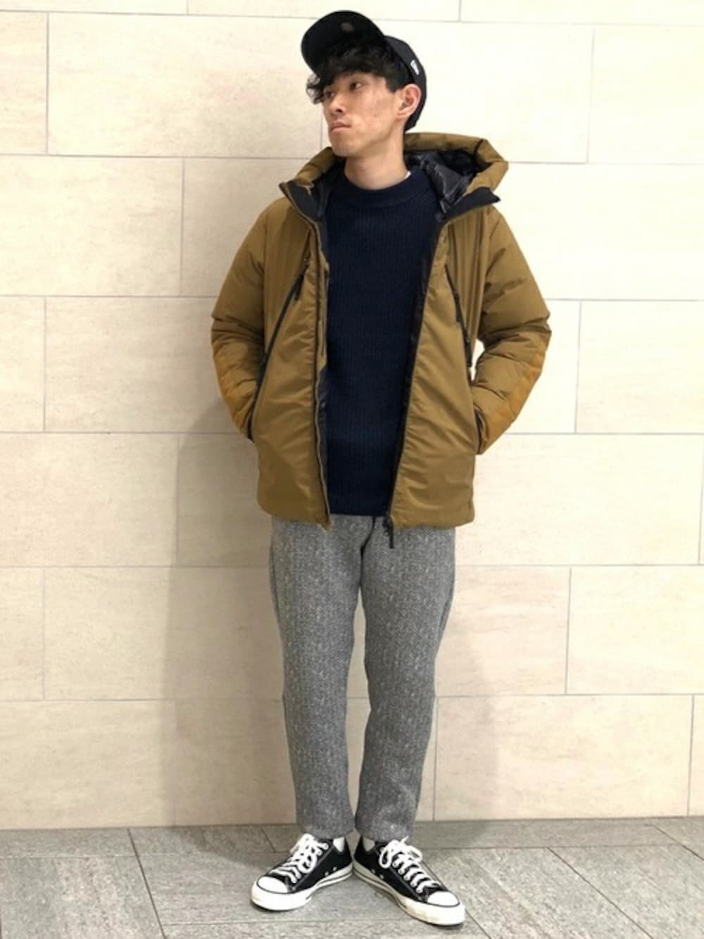「スニーカー、ニット、パンツ、ダウンジャケット、ベージュ、キャップ、converse、帽子、SHIPS、ボトルネック」｜「SHIPSのSC: ストレッチ ジョガー フリース パンツ（その他パンツ、グレー系）」を使った、佐藤さん（メンズ・170cm）の秋コーディネートの1枚目の写真